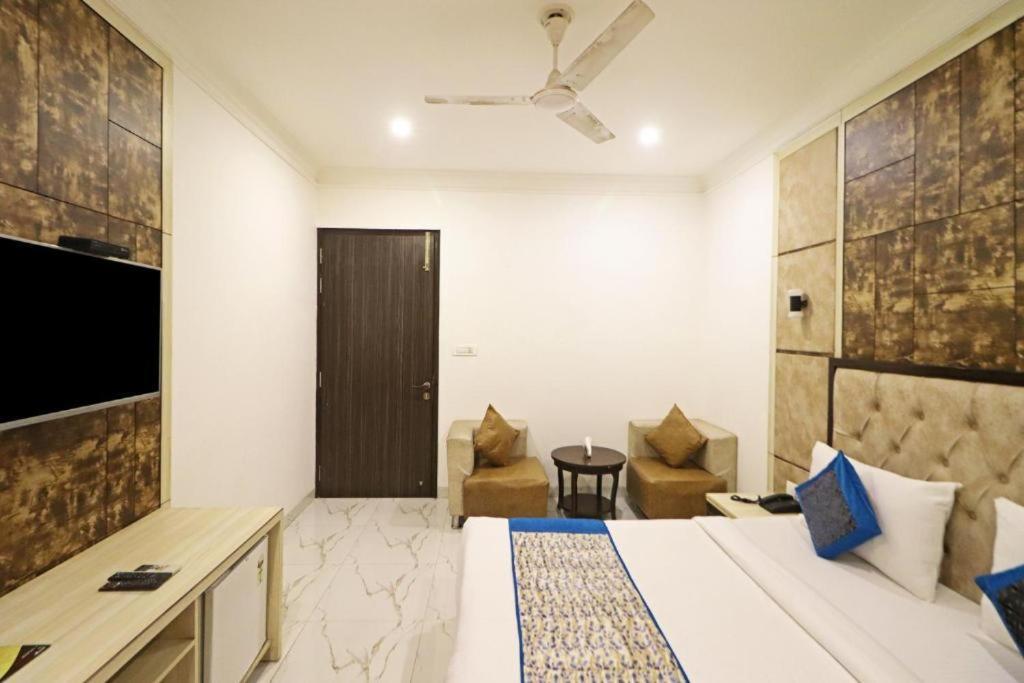Hotel Almora Sky Near By Delhi International Airport With - Free Airport Pickup And Drop New Delhi Eksteriør bilde