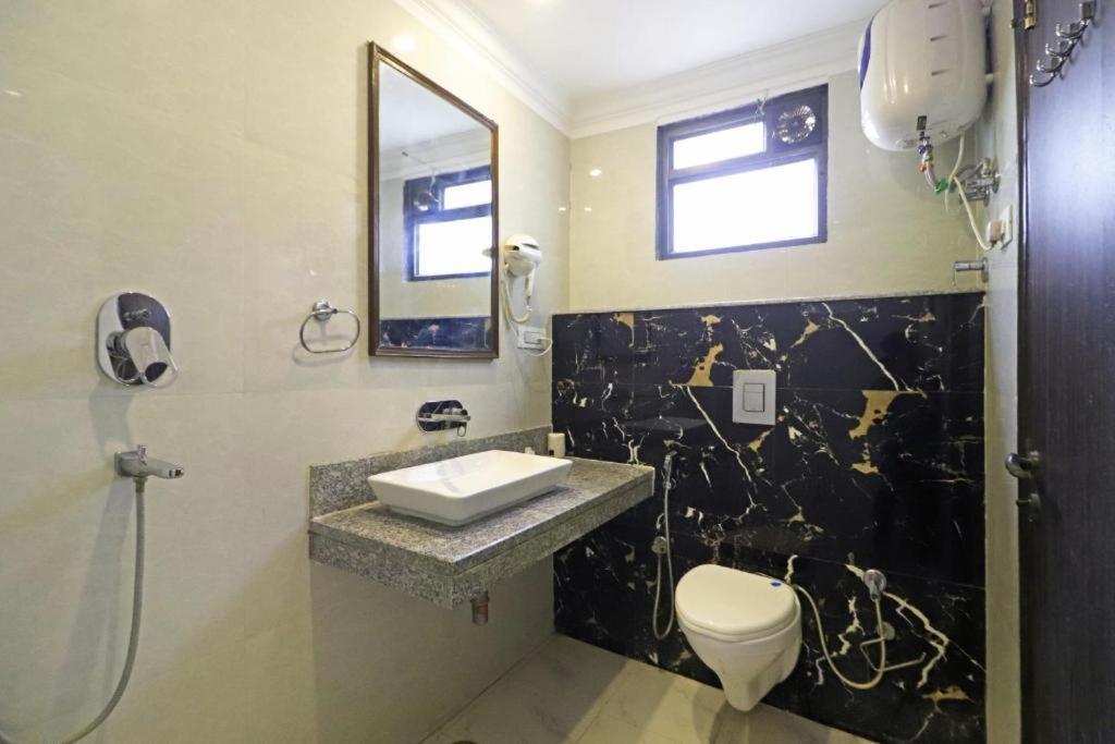 Hotel Almora Sky Near By Delhi International Airport With - Free Airport Pickup And Drop New Delhi Eksteriør bilde